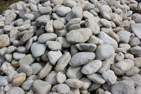 Kamenclub.ru: Бело-серый валунчик фр.100-300 мм.  купить в Севастополе крупный камень для ландшафта серый, белый бело-серый валун крупная галька 4500 руб/т   фото КАМЕНЬ КЛУБ