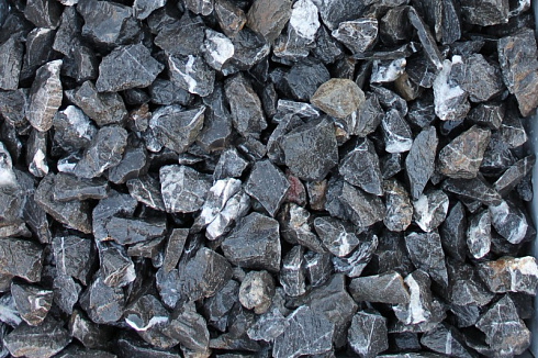 Kamenclub.ru: Щебень крошка черный (мрамор) фр. 40-70 мм.  купить в Севастополе мрамор черный с белыми прожилками, черный, белый декоративный щебень 11000 руб/т   фото КАМЕНЬ КЛУБ