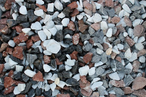 Kamenclub.ru: Мраморная крошка (щебень крошка микс : белый-черный-розовый) фр. 20-40 мм.  купить в Севастополе мрамор белый, черный, розовый декоративная ландшафтная крошка 12000 руб/т   фото КАМЕНЬ КЛУБ