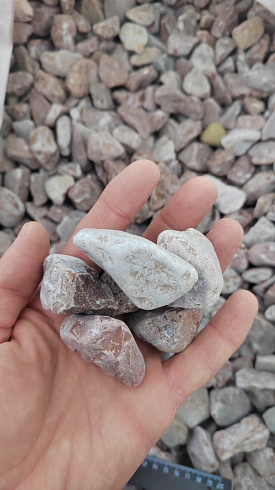 Kamenclub.ru: Мраморная крошка (щебень галтованный розовый) фр.20-40 мм.  купить в Севастополе мрамор розовый, красный оголтованный округлый щебень  15000 руб/т   фото КАМЕНЬ КЛУБ