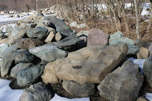 Kamenclub.ru: Гранит скальник (серо-зеленый) фр. 500-1500 мм.  купить в Севастополе гранит мрамор  серый зеленый темно-серый глыба скальная колотая ландшафтная 7 500 руб/т   фото КАМЕНЬ КЛУБ