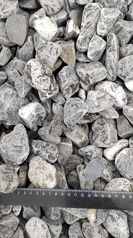 Kamenclub.ru: Щебень галтованный черный (мрамор) фр.40-70 мм.  купить в Севастополе мрамор черный с белыми прожилками, черный, белый щебень галтованный округлый 13500 руб/т   фото КАМЕНЬ КЛУБ