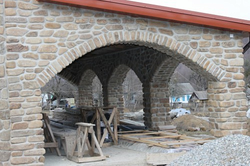 Kamenclub.ru: Песчаник для строительства и кладки блочный (фр 100-200 мм)  купить в Севастополе песчаник бежевый серый рыжий валун мелкий для строительства песчаник 6500 руб/т   фото КАМЕНЬ КЛУБ