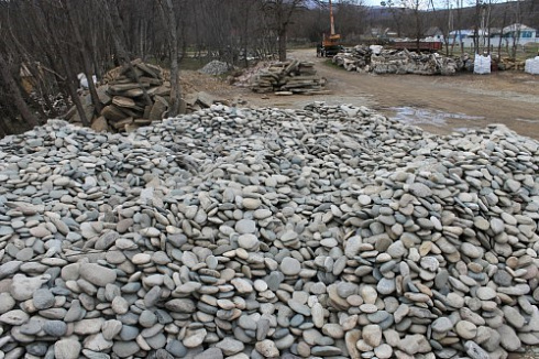 Kamenclub.ru: Галька речная плоская (ассорти) фр. 100-200-300 мм купить  в Севастополе галька галечник природный серый, белый темно-серый синий рыжий светло-серый природная галька плоская крупная 8000 руб/т   фото КАМЕНЬ КЛУБ