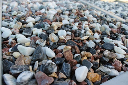 Kamenclub.ru: Мраморная крошка (щебень галтованный микс:белый-черный-розовый-медовый) фр.10-20 мм.  купить в Севастополе мрамор белый, медовый, черный, розовый мраморный декоративный ландшафтный окатанный округлый галтованный щебень 15500 руб/т   фото КАМЕНЬ КЛУБ