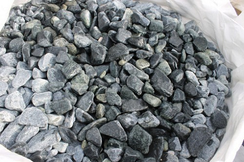 Kamenclub.ru: Щебень галтованный зеленый (змеевик) фр. 50-100 мм.  купить в Севастополе галтовка мраморная зеленый, салатовый мрамор 12 500 руб/т   фото КАМЕНЬ КЛУБ