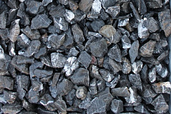 Kamenclub.ru: Щебень крошка черный (мрамор) фр. 5-10 мм.  купить в Севастополе мрамор черный с белыми прожилками, черный, белый мраморная крошка декоративная ландшафтная 11000 руб/т   фото КАМЕНЬ КЛУБ