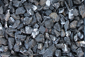 Kamenclub.ru: Щебень крошка черный (мрамор) фр. 5-10 мм.  купить в Севастополе мрамор черный с белыми прожилками, черный, белый мраморная крошка декоративная ландшафтная 11000 руб/т   фото КАМЕНЬ КЛУБ