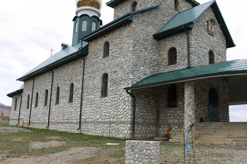 Kamenclub.ru: Галька речная плоская (бело-серая) фр. 100-200-300 мм. купить  в Севастополе галька речная плоская серый, белый, бело-серый, серо-белый речная галька плоская  9000 руб/т   фото КАМЕНЬ КЛУБ