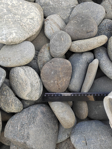 Kamenclub.ru: Галька речная плоская (ассорти) фр. 70-150 мм. купить  в Севастополе галька галечник серый белый темно-серый синий светло-серый плоская природная галька  9000 руб/т   фото КАМЕНЬ КЛУБ