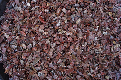 Kamenclub.ru: Щебень крошка красный (ЯШМА) фр. 5-10 мм.  купить в Севастополе крошка каменная яшмы красный, бордовый, темно-красный декоративная крошка ландшафтная каменная яшмоидная 8500 руб/т   фото КАМЕНЬ КЛУБ