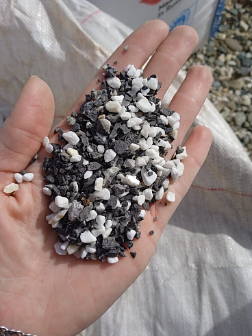 Kamenclub.ru: Мраморная крошка (щебень крошка микс : белый-черный-розовый) фр. 3-5 мм.  купить в Севастополе мрамор белый, черный, розовый, разноцветный мраморная каменная крошка декорвтивная 12000 руб/т   фото КАМЕНЬ КЛУБ
