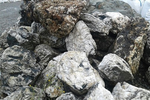 Kamenclub.ru: Черный гранит - кварцит фр. 500-1000 мм.  купить в Севастополе гранит кварцит черный серый белый скальный колотый валун 9750 руб/т   фото КАМЕНЬ КЛУБ