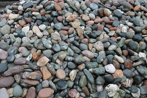 Kamenclub.ru: Галька окат (цветная картошка) фр. 50-100 мм. купить  в Севастополе галька природная окатанная серый белый цветной синий темно-серый коричневый округлый галечник окатанный 6800 руб/т   фото КАМЕНЬ КЛУБ