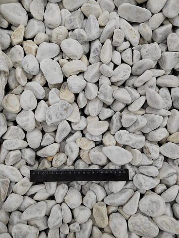 Kamenclub.ru: Мраморная крошка (щебень галтованный белый) фр.40-70 мм.  купить в Севастополе мрамор белый молочный айвори окатанный округлый природный камень 17000 руб/т   фото КАМЕНЬ КЛУБ