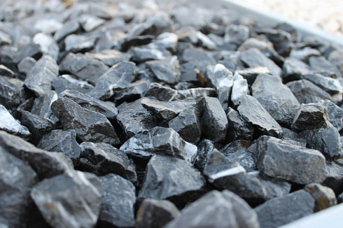 Kamenclub.ru: Щебень крошка черный (мрамор) фр. 10-20 мм.  купить в Севастополе мрамор черный с белыми прожилками, черный, белый каменная ландшафтная декоративная крошка щебня 11000 руб/т   фото КАМЕНЬ КЛУБ