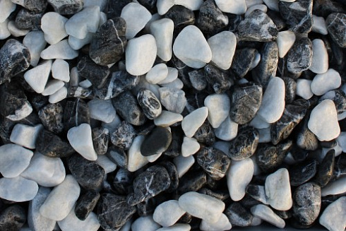 Kamenclub.ru: Мраморная крошка (щебень крошка микс : белый-черный-розовый) фр. 5-10 мм.  купить в Севастополе мрамор белый, черный, розовый, разноцветный микс декоративная мраморная каменная крошка 12000 руб/т   фото КАМЕНЬ КЛУБ