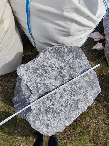 Kamenclub.ru: Черный мрамор скальник фр. 1000-1500 мм.  купить в Севастополе мрамор черный белый серый крупный колотый валун ландшафтный 9000 руб/т   фото КАМЕНЬ КЛУБ