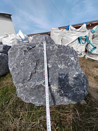 Kamenclub.ru: Черный мрамор скальник фр. 1000-1500 мм.  купить в Севастополе мрамор черный белый серый крупный колотый валун ландшафтный 9000 руб/т   фото КАМЕНЬ КЛУБ