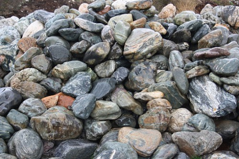 Kamenclub.ru: Ландшафтные валунчики фр.100-500 мм.  купить в Севастополе крупный природный камень серый, темно-серый, светло-серый речной валун крупный 4800 руб/т   фото КАМЕНЬ КЛУБ