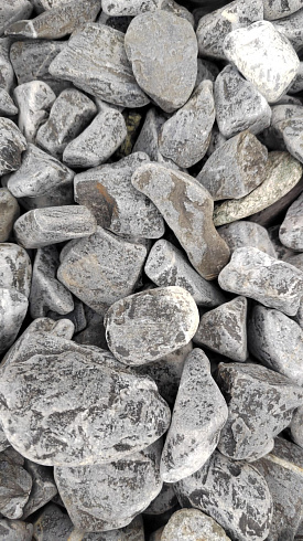 Kamenclub.ru: Щебень галтованный черный (мрамор) фр.40-70 мм.  купить в Севастополе мрамор черный с белыми прожилками, черный, белый щебень галтованный округлый 13500 руб/т   фото КАМЕНЬ КЛУБ