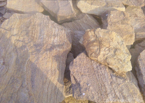 Kamenclub.ru: Песчаник пластушка "фонтанка" желтая (3,0 - 5,0 см)  купить в Севастополе песчаник желтая, рыжий, желтый песчаник колотый рваный со сколом облицовочный 16200 руб/м3   фото КАМЕНЬ КЛУБ