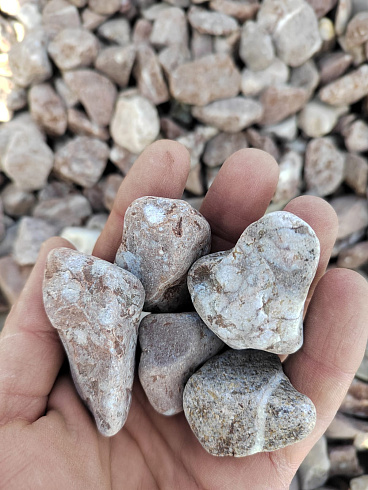 Kamenclub.ru: Мраморная крошка (щебень галтованный розовый) фр.20-40 мм.  купить в Севастополе мрамор розовый, красный оголтованный округлый щебень  15000 руб/т   фото КАМЕНЬ КЛУБ