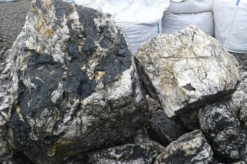 Kamenclub.ru: Черный гранит - кварцит фр. 500-1000 мм.  купить в Севастополе гранит кварцит черный серый белый скальный колотый валун 9750 руб/т   фото КАМЕНЬ КЛУБ