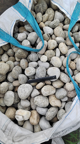 Kamenclub.ru: Галька речная окат (серо-белая) фр. 70-120 мм купить  в Севастополе галька галечник бело-серая, серо-белая, серая, белая речная природная галька  8000 руб/т   фото КАМЕНЬ КЛУБ