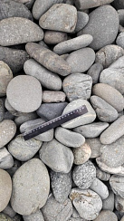 Kamenclub.ru: Галька речная окат (темно-серая) фр. 70-150 мм. купить  в Севастополе галька речная темно-серая, синяя, серая речная галька округлая  8000 руб/т   фото КАМЕНЬ КЛУБ