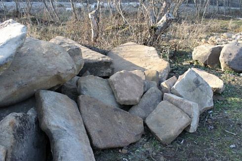 Kamenclub.ru: Песчаник плиты - плахи - пошаговые дорожки (фр. 70-150 мм)  купить в Севастополе песчаник серый бежевый желтый зеленый колотый песчаник строительный 6500 руб/т   фото КАМЕНЬ КЛУБ