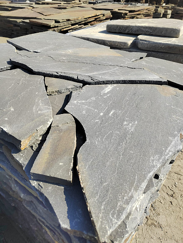 Kamenclub.ru: Песчаник пластушка светло-серый (3,0 см)  купить в Севастополе песчаник светло-серый, серый песчаник рваный ландшафтный колотый 13800 руб/м3   фото КАМЕНЬ КЛУБ