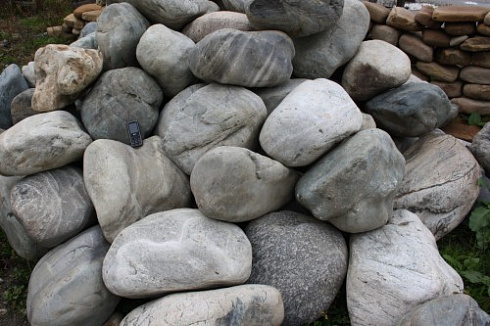 Kamenclub.ru: Речной валун Кабанчик фр.300-500 мм.  купить в Севастополе крупный природный камень галька серый, темно-серый речной валун галечник масштабный 7000 руб/т   фото КАМЕНЬ КЛУБ