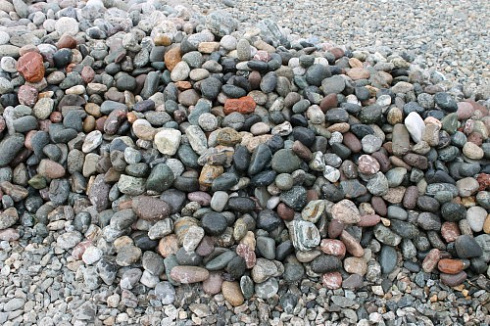 Kamenclub.ru: Галька окат (цветная картошка) фр. 50-100 мм. купить  в Севастополе галька природная окатанная серый белый цветной синий темно-серый коричневый округлый галечник окатанный 6800 руб/т   фото КАМЕНЬ КЛУБ