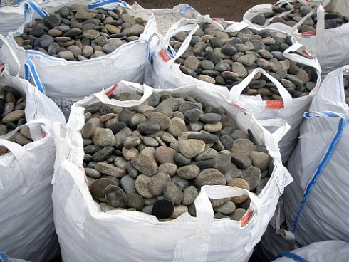 Kamenclub.ru: Галька речная плоская (ассорти) фр. 70-150 мм. купить  в Севастополе галька галечник серый белый темно-серый синий светло-серый плоская природная галька  9000 руб/т   фото КАМЕНЬ КЛУБ