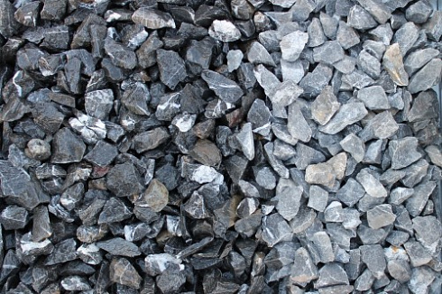 Kamenclub.ru: Щебень крошка черный (мрамор) фр. 20-40 мм.  купить в Севастополе мрамор черный с белыми прожилками мраморная каменная крошка 11000 руб/т   фото КАМЕНЬ КЛУБ