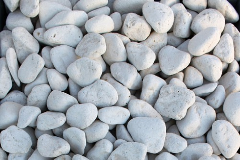 Kamenclub.ru: Мраморная крошка (щебень галтованный белый) фр.40-70 мм.  купить в Севастополе мрамор белый молочный айвори окатанный округлый природный камень 17000 руб/т   фото КАМЕНЬ КЛУБ