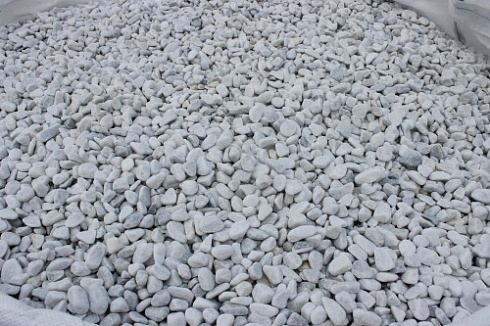 Kamenclub.ru: Мраморная крошка (щебень галтованный белый) фр.10-20 мм.  купить в Севастополе мрамор белый, молочный, айвори окатанный округлый декоративный ландшафтный щебень 17000 руб/т   фото КАМЕНЬ КЛУБ