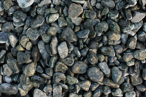 Kamenclub.ru: Щебень галтованный зеленый (змеевик) фр. 20-40 мм.  купить в Севастополе мрамор зеленый, салатовый оголтованный щебень мраморный 12500 руб/т   фото КАМЕНЬ КЛУБ