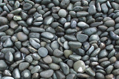 Kamenclub.ru: Галька речная окат (темно-серая) фр. 70-150 мм. купить  в Севастополе галька речная темно-серая, синяя, серая речная галька округлая  8000 руб/т   фото КАМЕНЬ КЛУБ