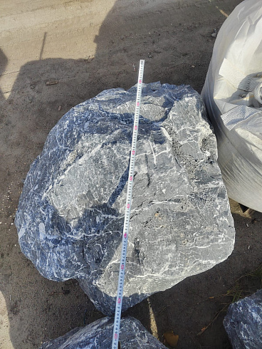 Kamenclub.ru: Черный мрамор скальник фр. 1000-1500 мм.  купить в Севастополе мрамор черный белый серый крупный колотый валун ландшафтный 9000 руб/т   фото КАМЕНЬ КЛУБ