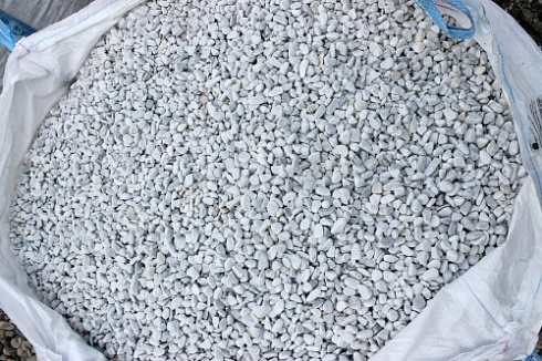 Kamenclub.ru: Мраморная крошка (щебень галтованный белый) фр.10-20 мм.  купить в Севастополе мрамор белый, молочный, айвори окатанный округлый декоративный ландшафтный щебень 17000 руб/т   фото КАМЕНЬ КЛУБ