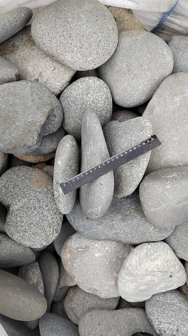 Kamenclub.ru: Галька речная плоская (темно-серая) фр. 70-150 мм. купить  в Севастополе галечник природный темно-серый серый синий речная плоская природная окатанная  9000 руб/т   фото КАМЕНЬ КЛУБ