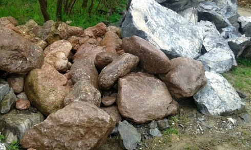 Kamenclub.ru: Конгломераты фр. 300-1000 мм.  купить в Севастополе кварц мрамор диабаз коричневый, серый зеленоватый речной валун крупный 6500 руб/т   фото КАМЕНЬ КЛУБ