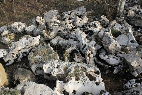 Kamenclub.ru: Выветренный известняк (степной) фр. 500-1500 мм.  купить в Севастополе    10000 руб/т   фото КАМЕНЬ КЛУБ