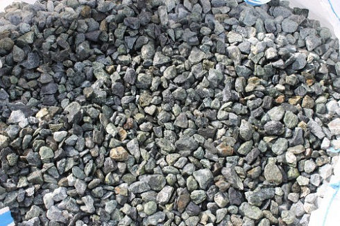 Kamenclub.ru: Щебень крошка зеленый (змеевик) фр. 20-40 мм.  купить в Севастополе мрамор зеленый, салатовый ландшафтная мраморная крошка 8500 руб/т   фото КАМЕНЬ КЛУБ