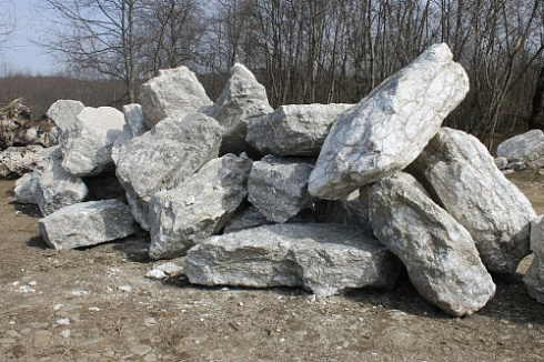 Kamenclub.ru: Мраморизированный известняк фр.500-1500 мм.  купить в Севастополе    10000 руб/т   фото КАМЕНЬ КЛУБ