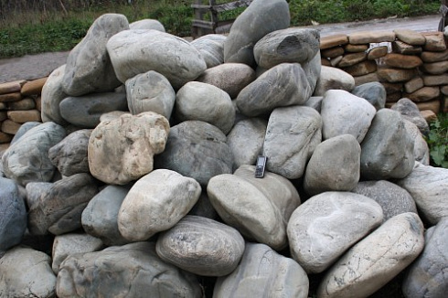 Kamenclub.ru: Речной валун Кабанчик фр.300-500 мм.  купить в Севастополе крупный природный камень галька серый, темно-серый речной валун галечник масштабный 7000 руб/т   фото КАМЕНЬ КЛУБ