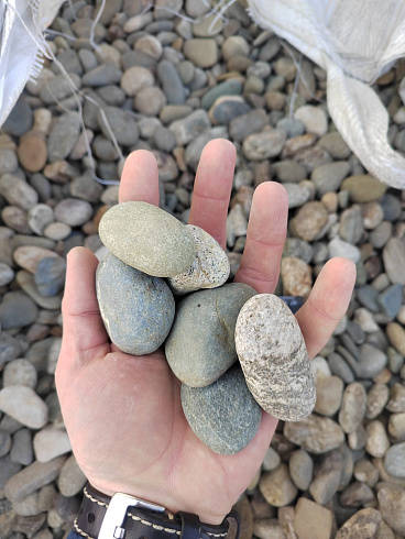 Kamenclub.ru: Галька речная окат (пестрая) фр. 20-40 мм. купить  в Севастополе галька речная пестрая, серая, серые оттенки галька речная окатанная округлая 5000 руб/т   фото КАМЕНЬ КЛУБ