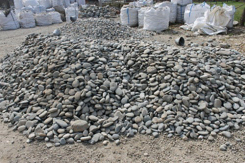 Kamenclub.ru: Галька речная плоская (ассорти) фр. 70-150 мм. купить  в Севастополе галька галечник серый белый темно-серый синий светло-серый плоская природная галька  9000 руб/т   фото КАМЕНЬ КЛУБ